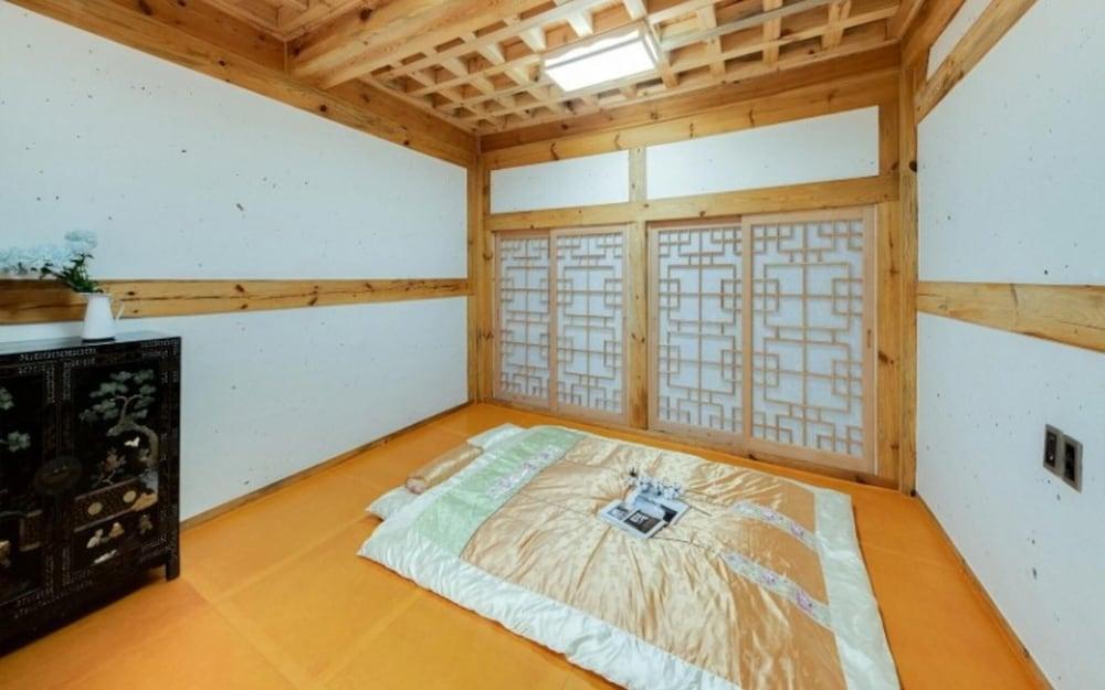 Donghae Hanok Donganjae Pension