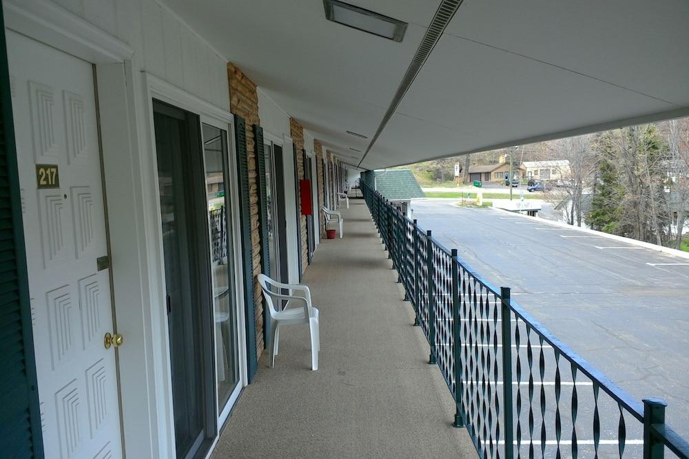 Budget Host Brentwood Motor Inn
