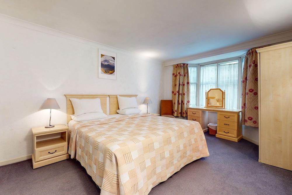 Hertford Court