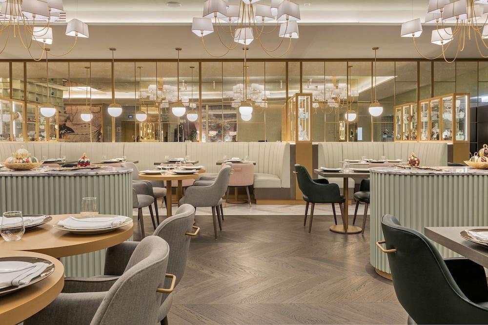 The Emerald House Lisbon, Curio Collection by Hilton