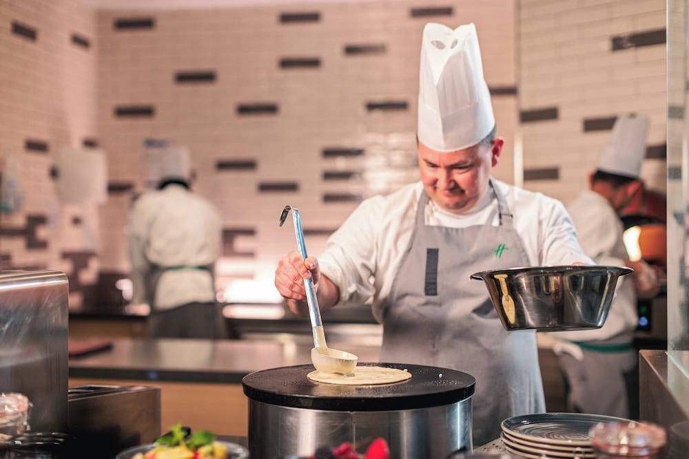 Holiday Inn Hotel & Suites Dubai Science Park, An Ihg Hotel 