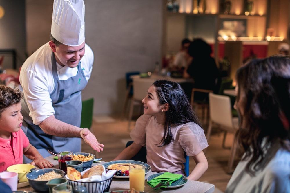 Holiday Inn Hotel & Suites Dubai Science Park, An Ihg Hotel 