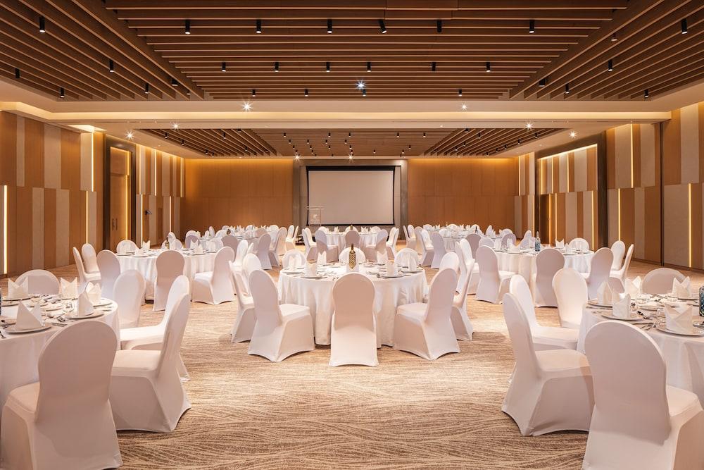 Holiday Inn Hotel & Suites Dubai Science Park, An Ihg Hotel 