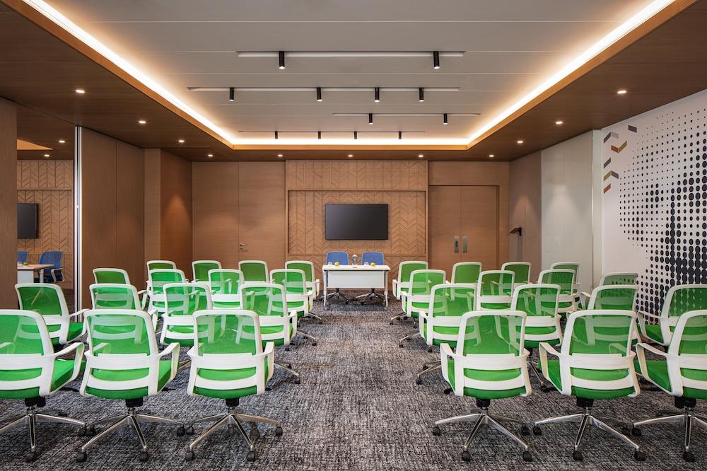 Holiday Inn Hotel & Suites Dubai Science Park, An Ihg Hotel 