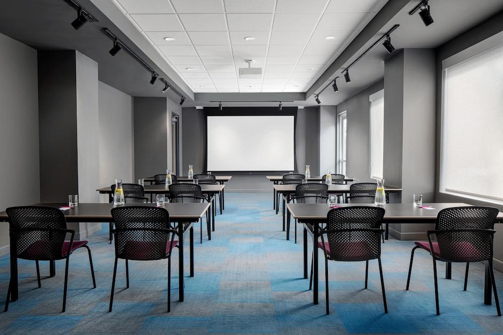 Aloft Houston Shenandoah