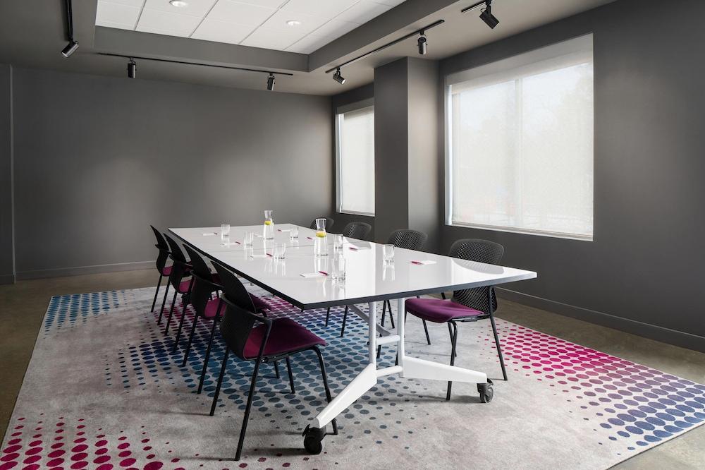 Aloft Houston Shenandoah