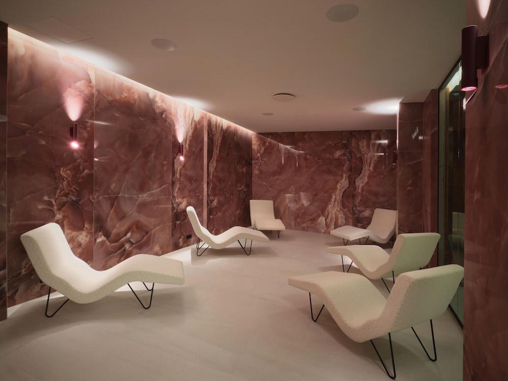 Iceland Parliament Hotel, Curio Collection by Hilton