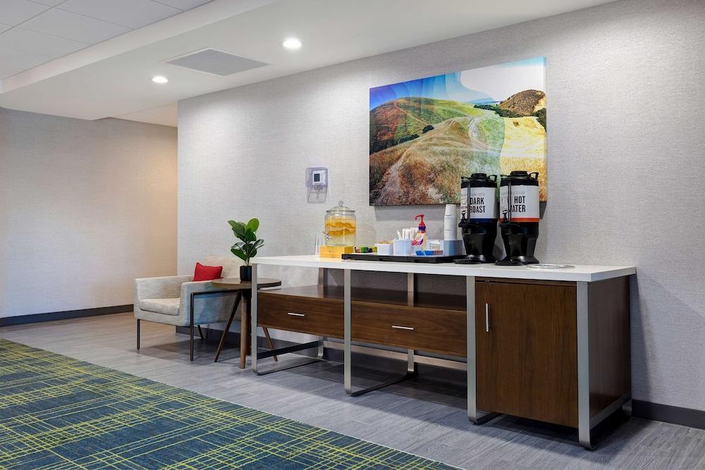 Hampton Inn & Suites Marina