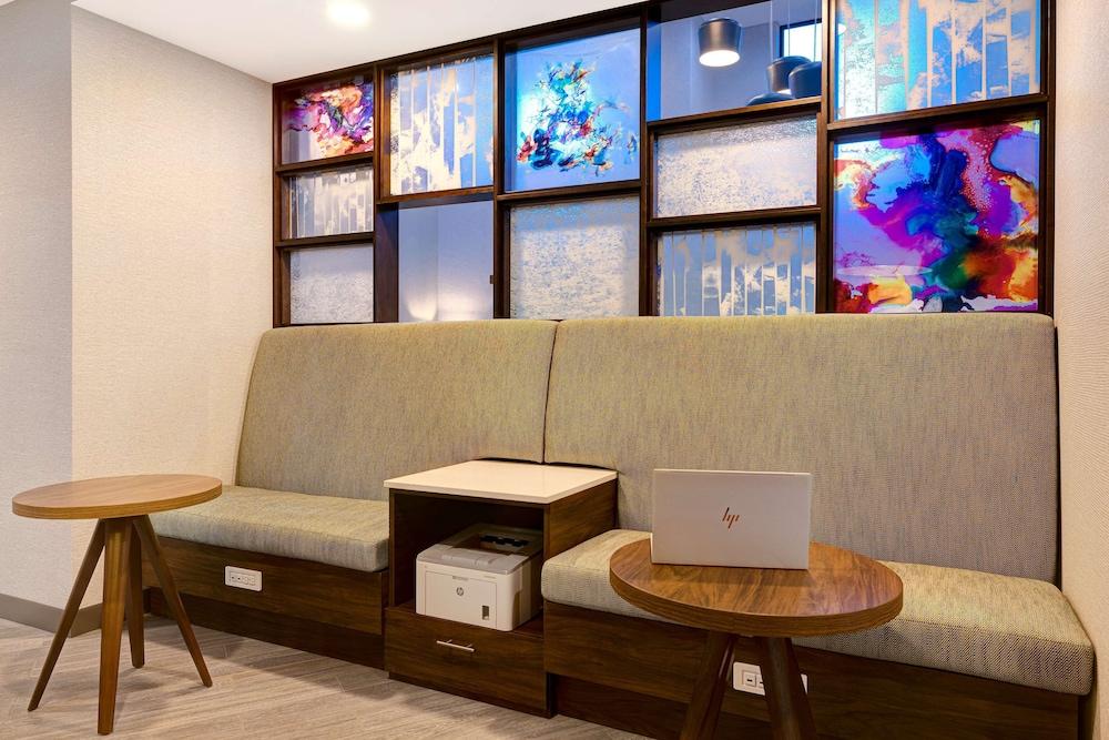 Hampton Inn & Suites Marina
