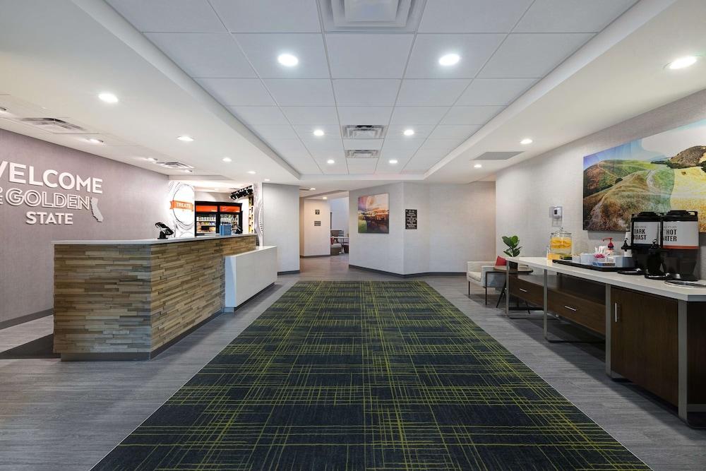 Hampton Inn & Suites Marina