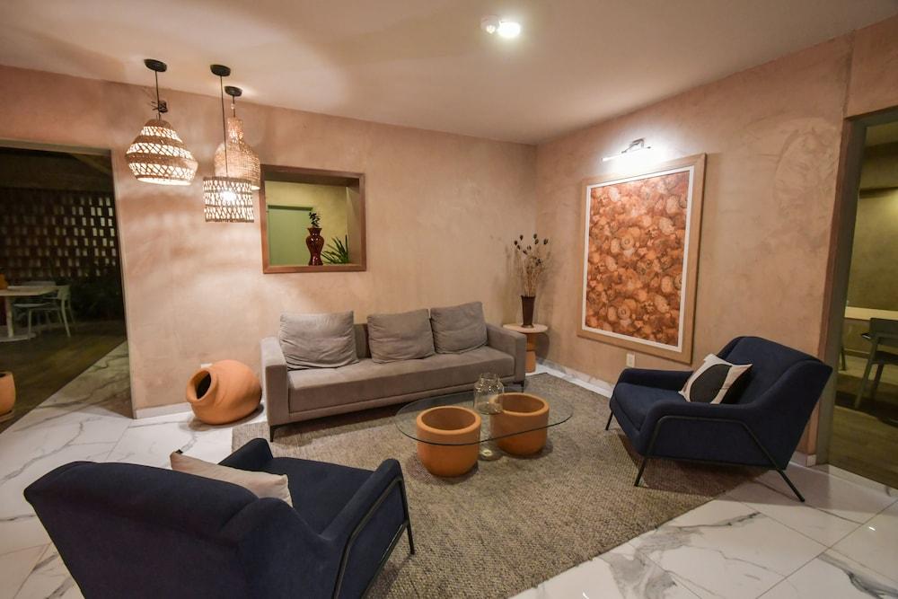 Expo Satelite Hotel & Suites