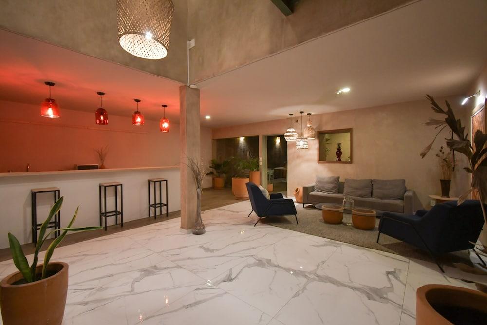 Expo Satelite Hotel & Suites
