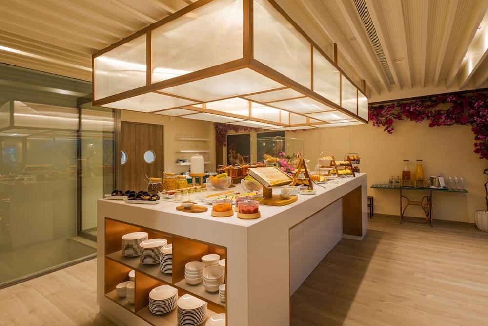 Luster Hotel