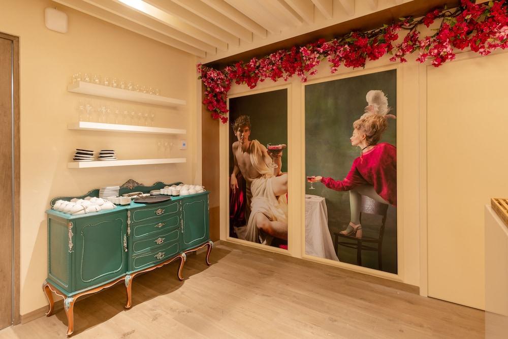 Luster Hotel