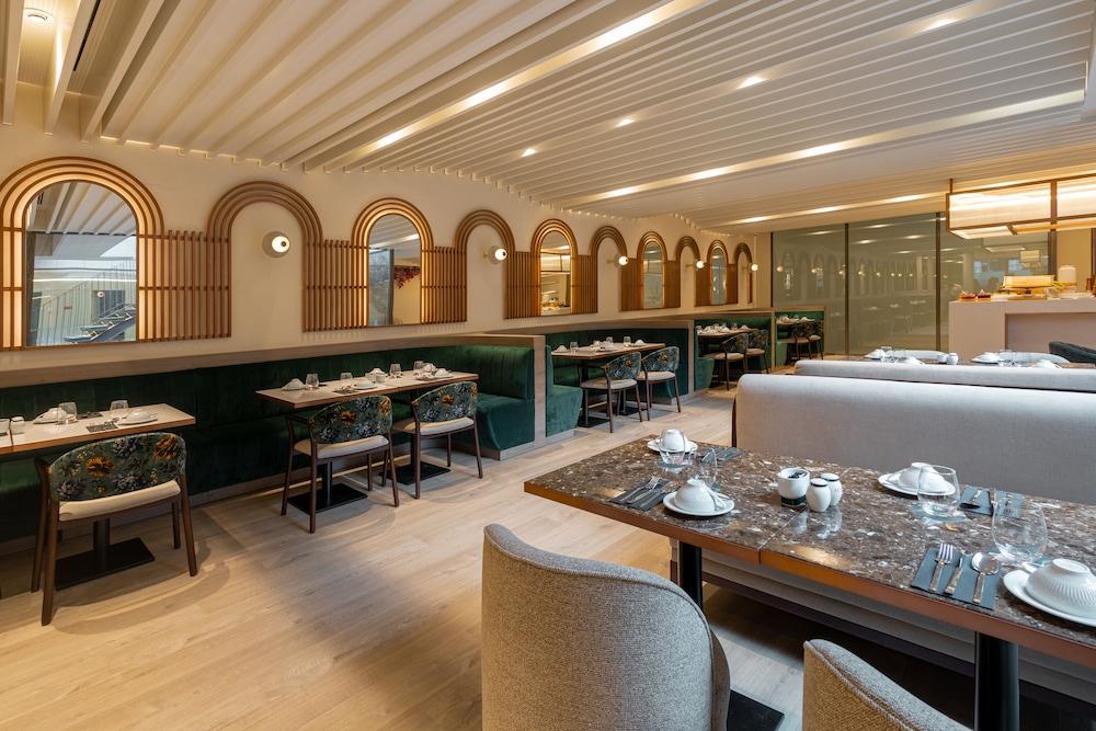 Luster Hotel