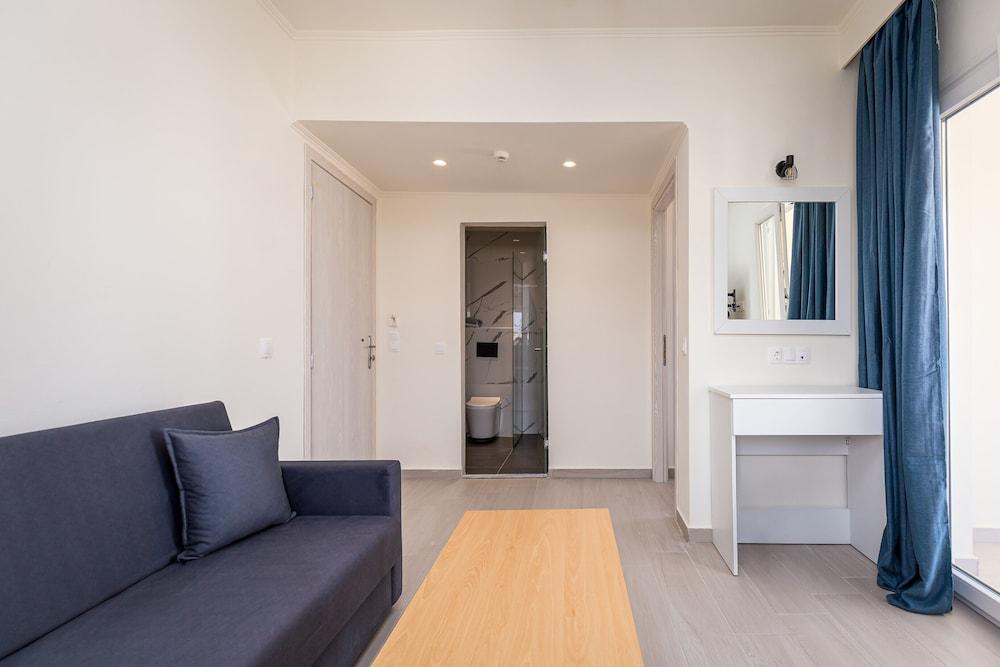 Aqua Luxury Suites