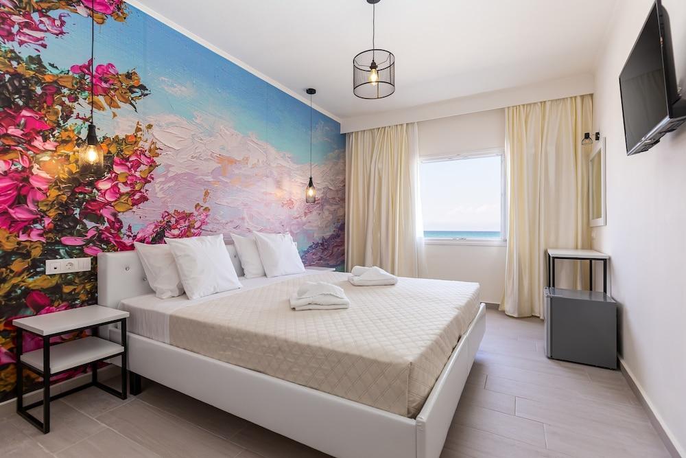 Aqua Luxury Suites
