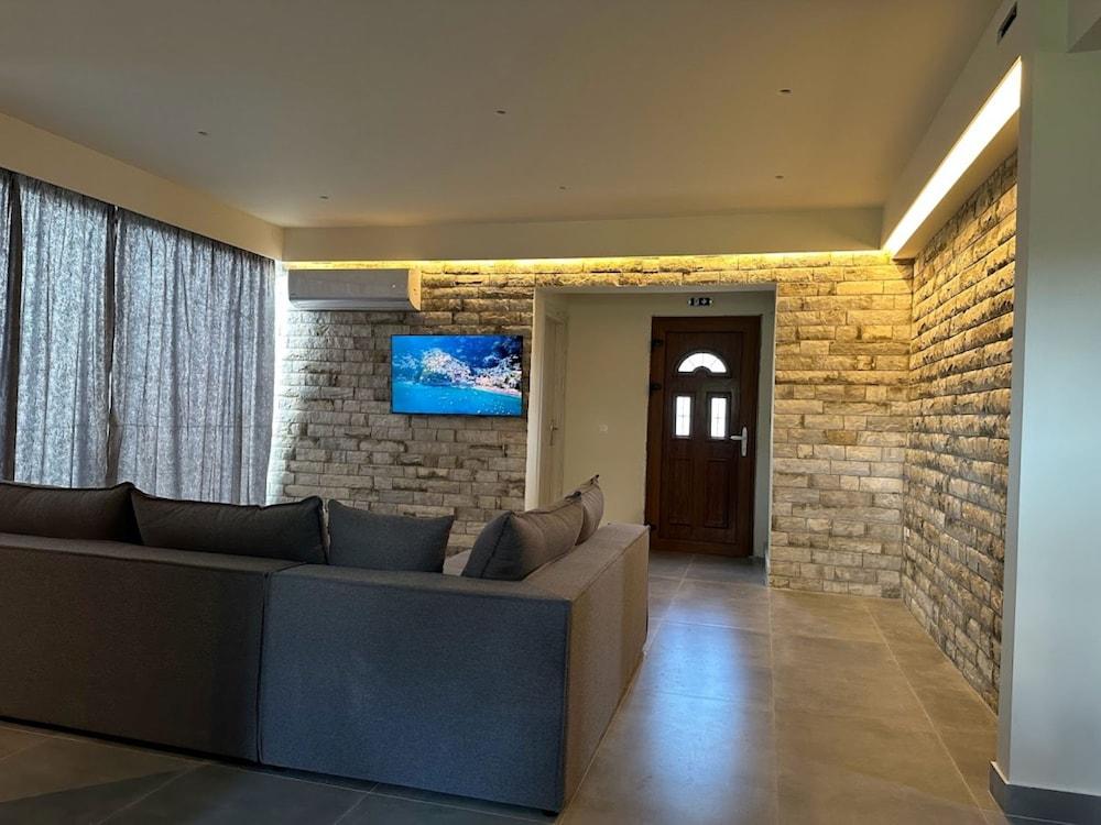 Aqua Luxury Suites