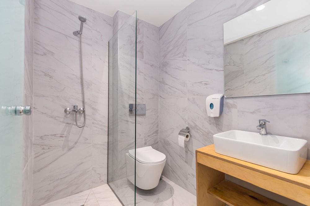 Aqua Luxury Suites