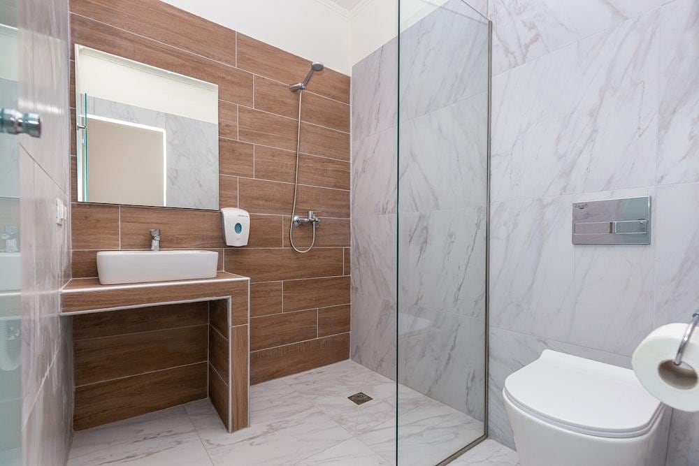 Aqua Luxury Suites