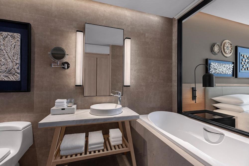 Four Points by Sheraton Phuket Patong Beach Resort
