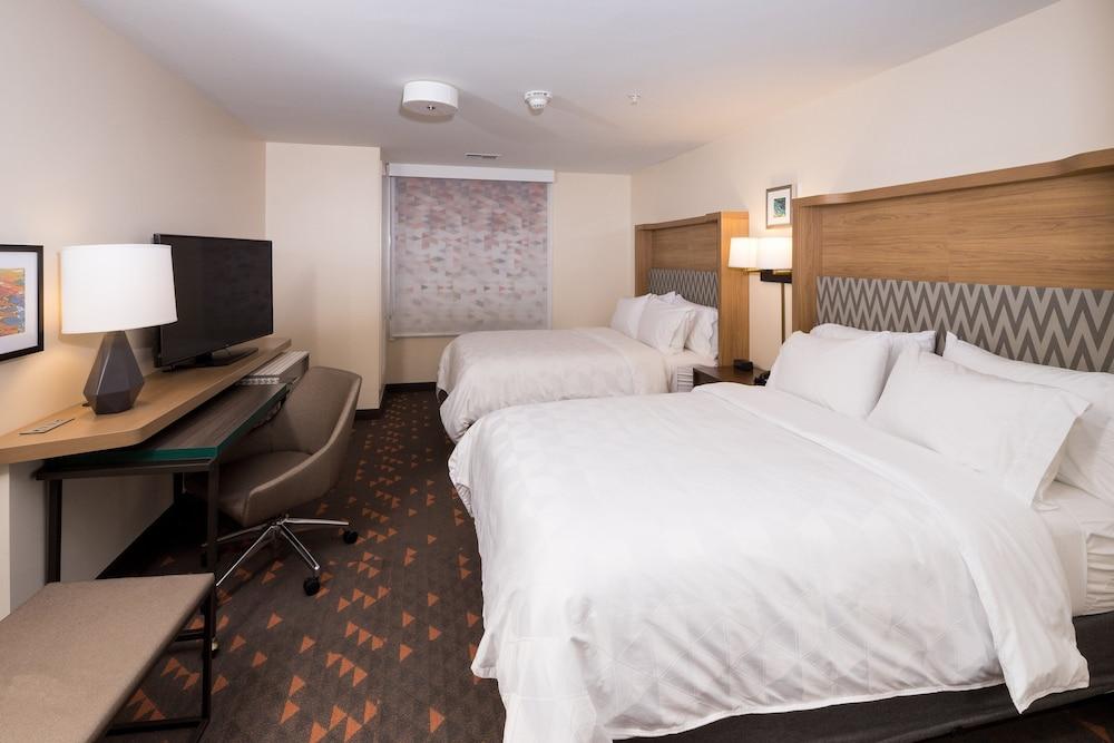 Holiday Inn & Suites Detroit - Troy