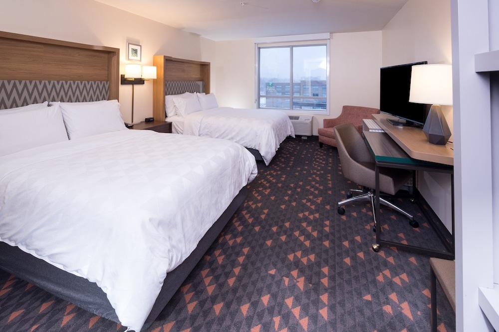 Holiday Inn & Suites Detroit - Troy