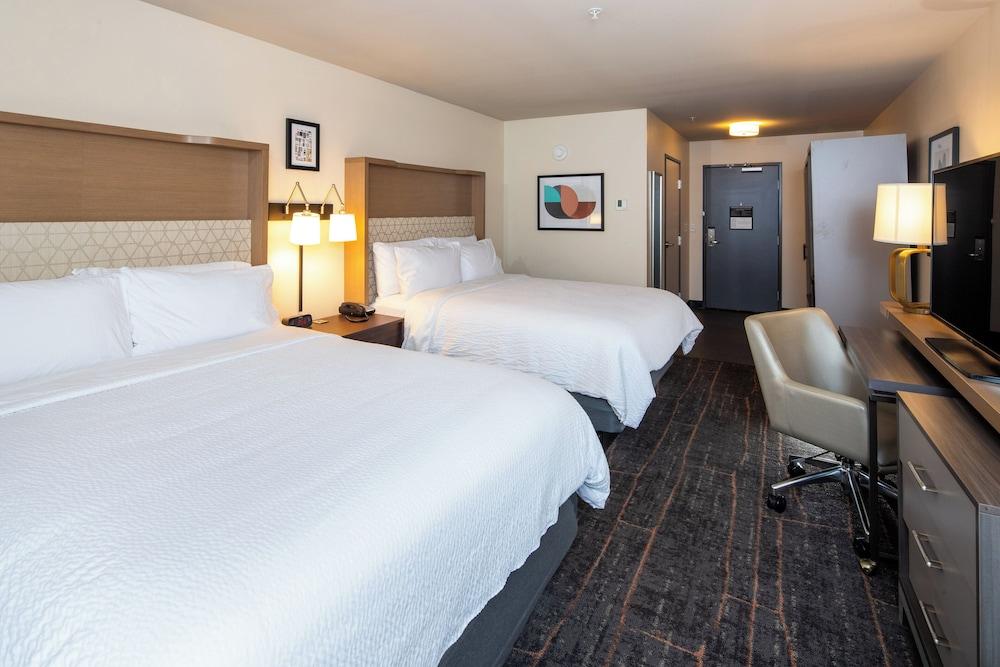 Holiday Inn & Suites Detroit - Troy