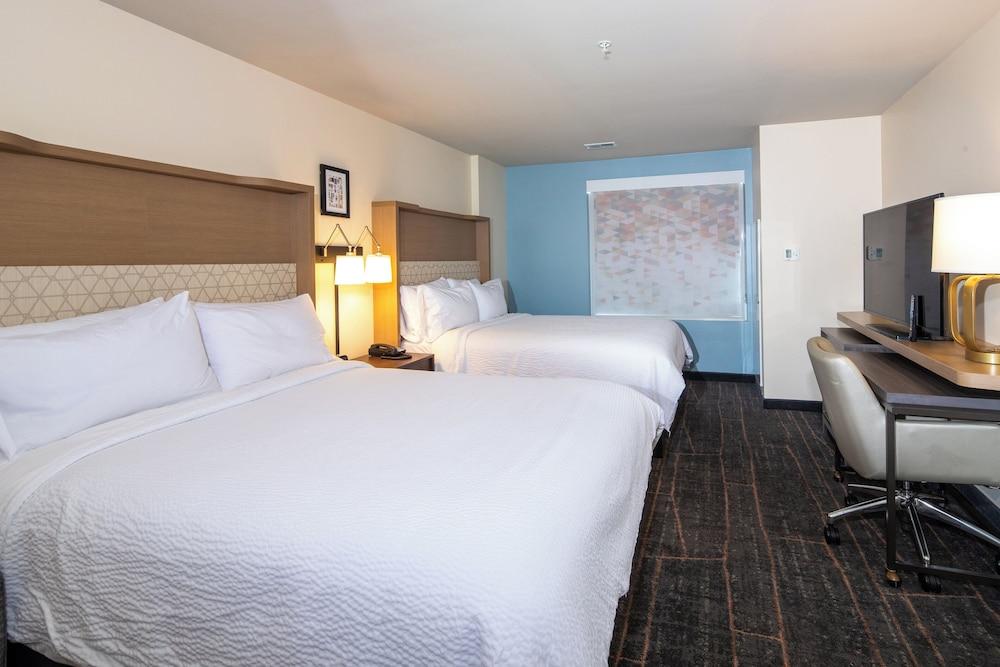 Holiday Inn & Suites Detroit - Troy