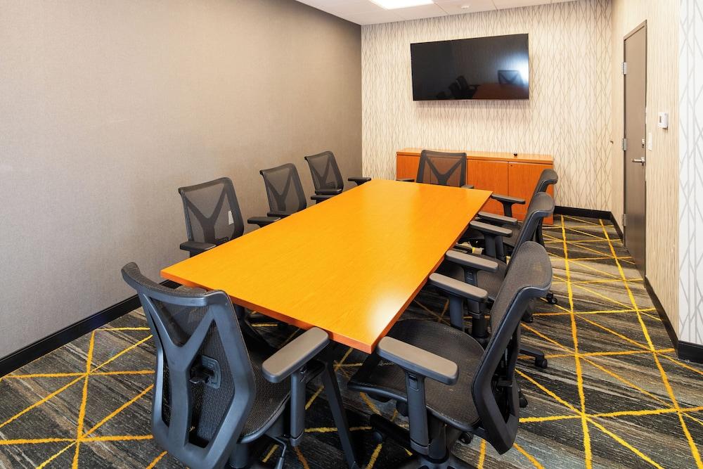 Holiday Inn & Suites Detroit - Troy