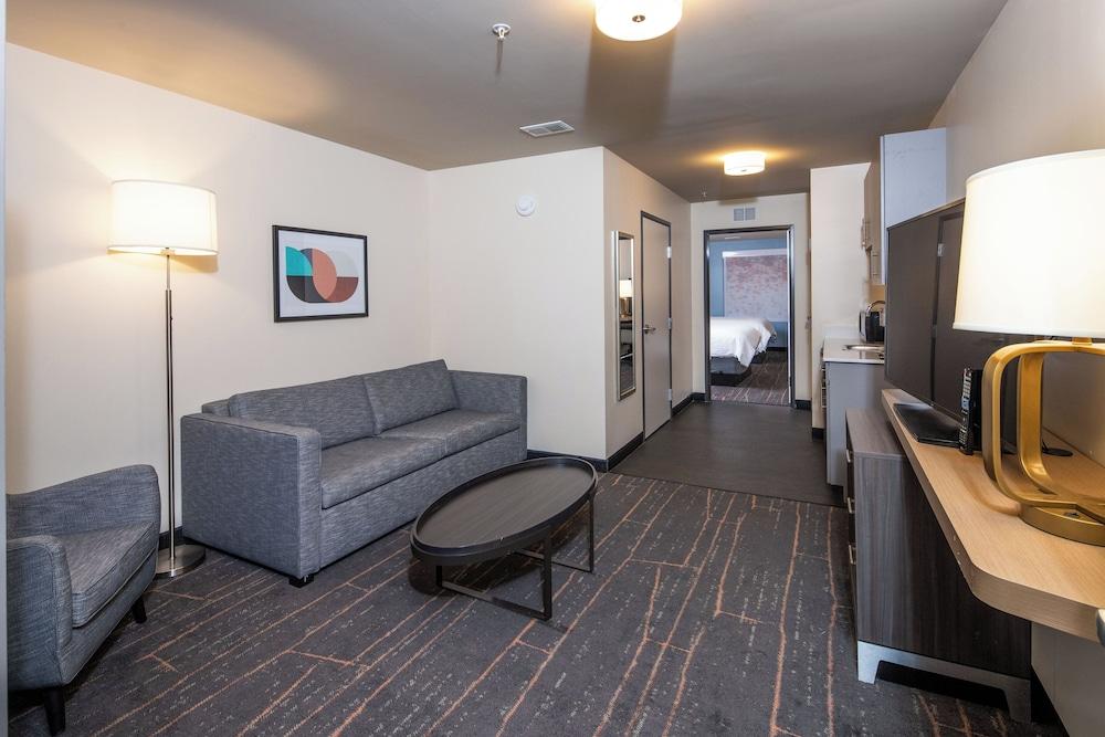 Holiday Inn & Suites Detroit - Troy