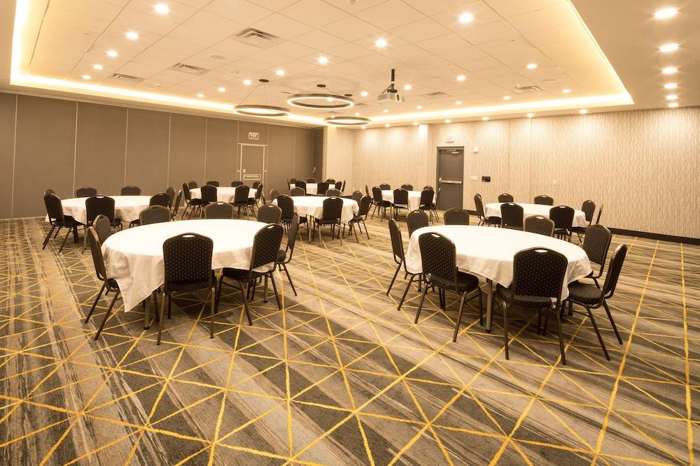 Holiday Inn & Suites Detroit - Troy
