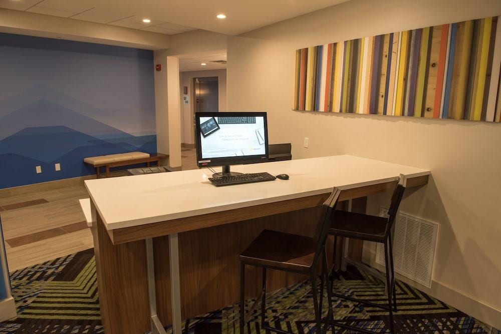 Holiday Inn Express & Suites Louisville North Jeffersonville
