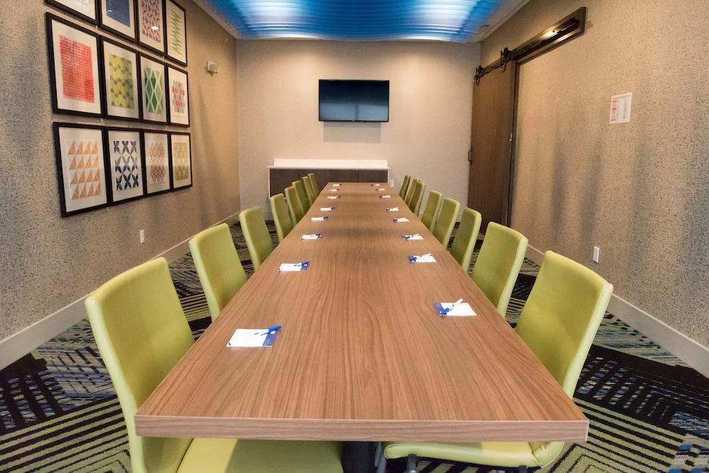 Holiday Inn Express & Suites Louisville North Jeffersonville
