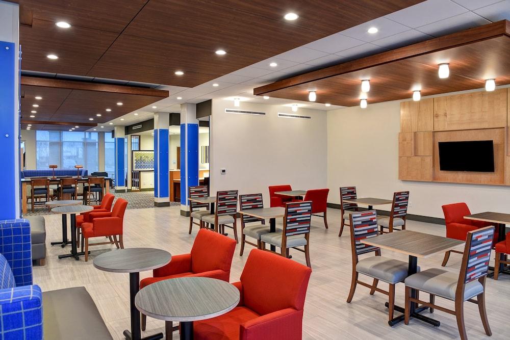 Holiday Inn Express & Suites Ottawa
