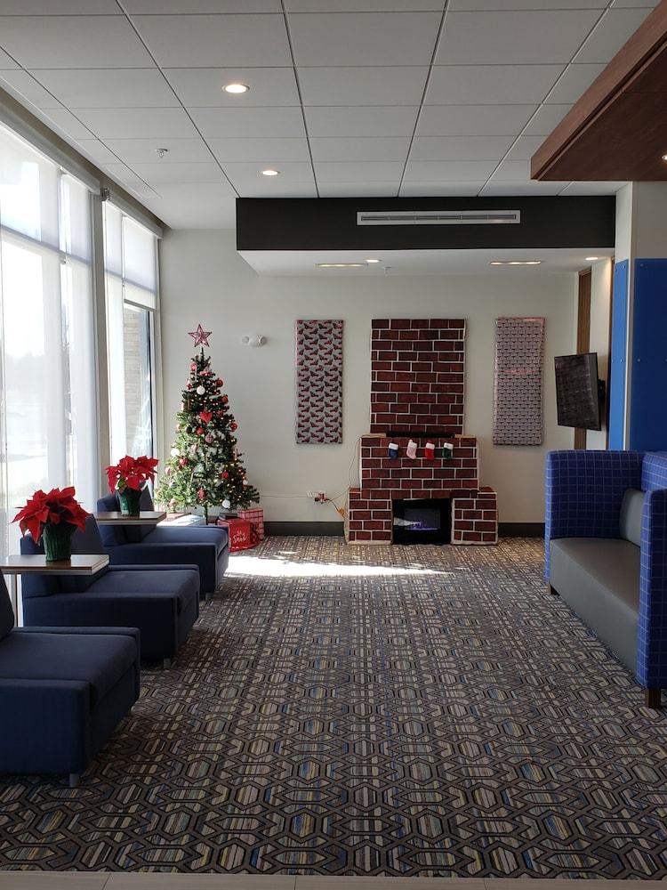 Holiday Inn Express & Suites Ottawa