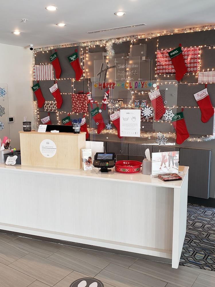 Holiday Inn Express & Suites Ottawa