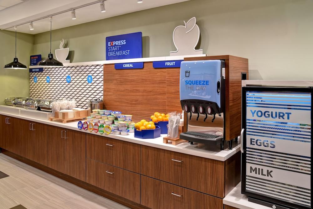 Holiday Inn Express & Suites Ottawa