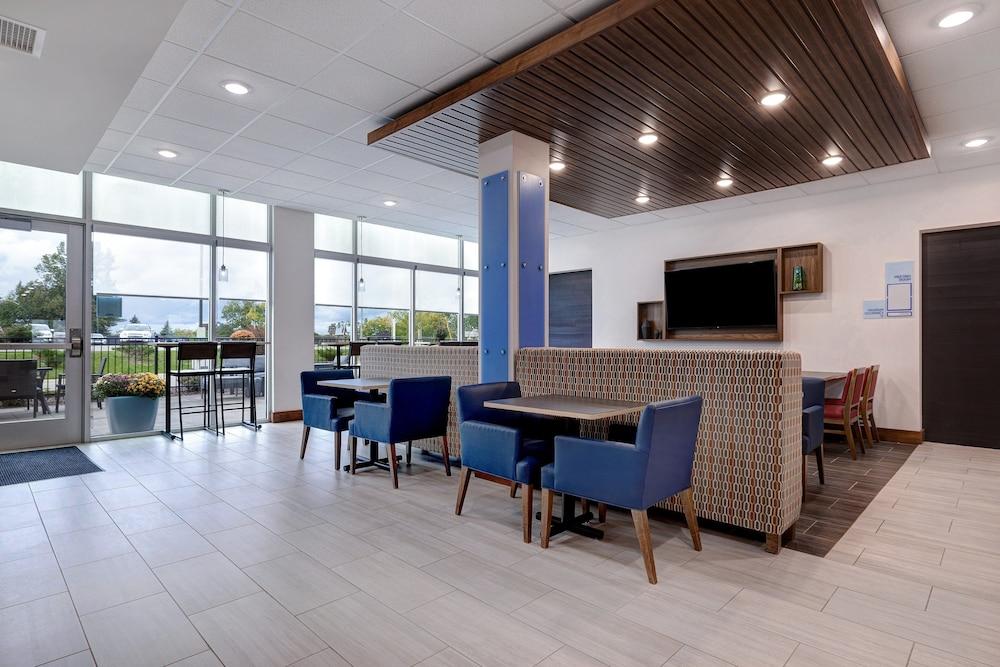 Holiday Inn Express & Suites Detroit - Dearborn