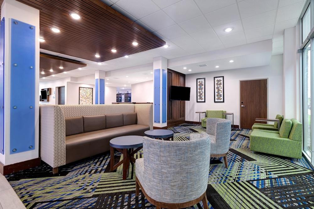 Holiday Inn Express & Suites Detroit - Dearborn
