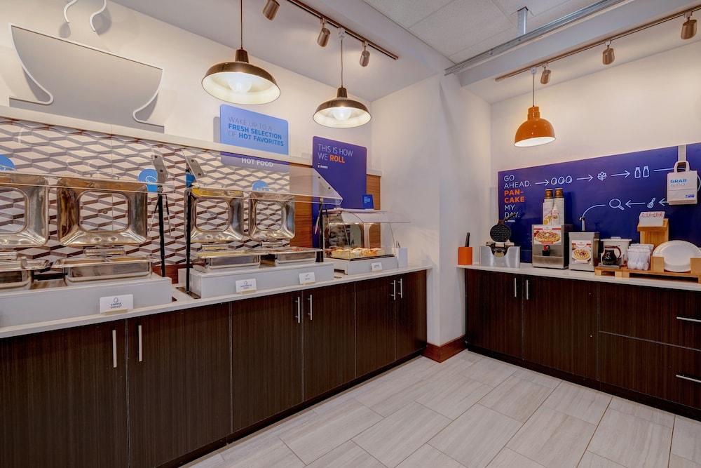 Holiday Inn Express & Suites Detroit - Dearborn