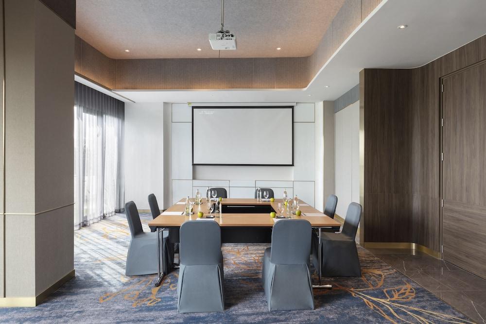Oakwood Suites Tiwanon Bangkok