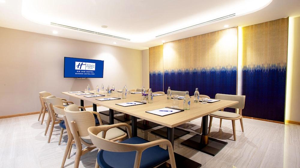 Holiday Inn Express & Suites Bangkok Central Pier