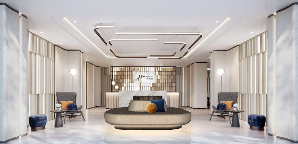 Holiday Inn Express & Suites Bangkok Central Pier