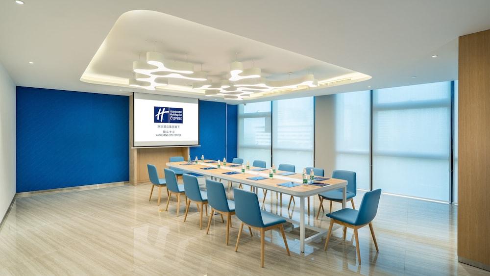 Holiday Inn Express Yangjiang City Center