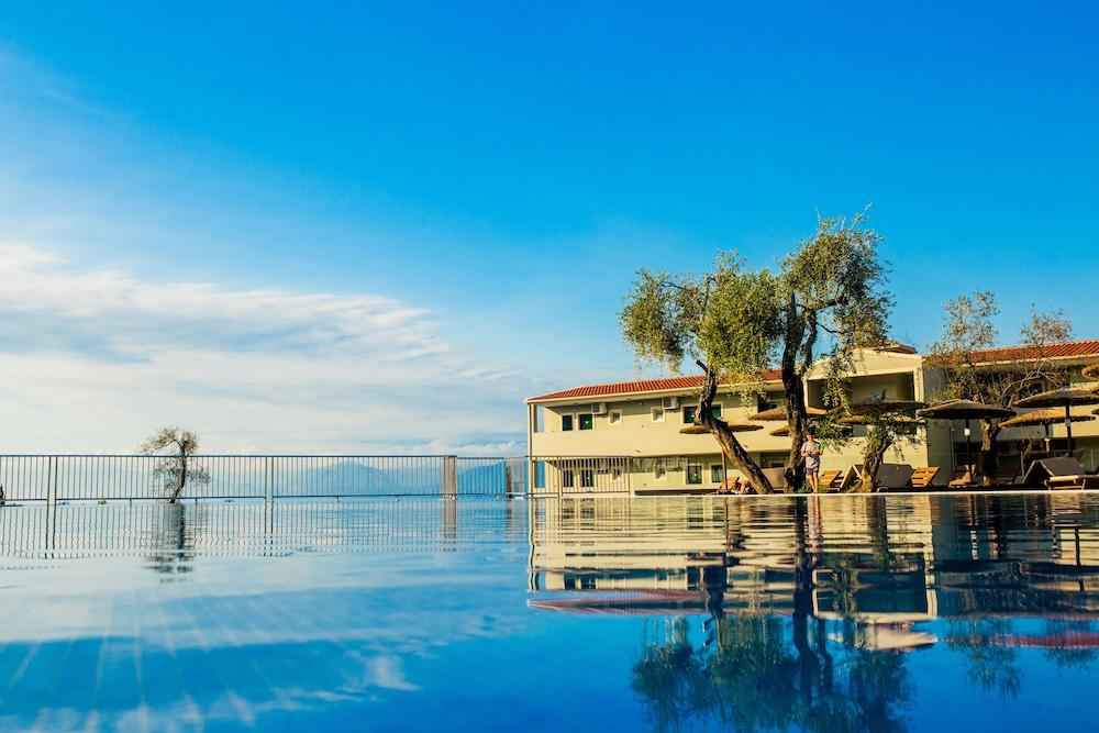 Robolla Beach Apart Hotel