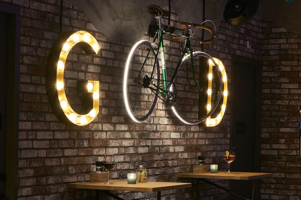 Moxy Amsterdam Schiphol Airport