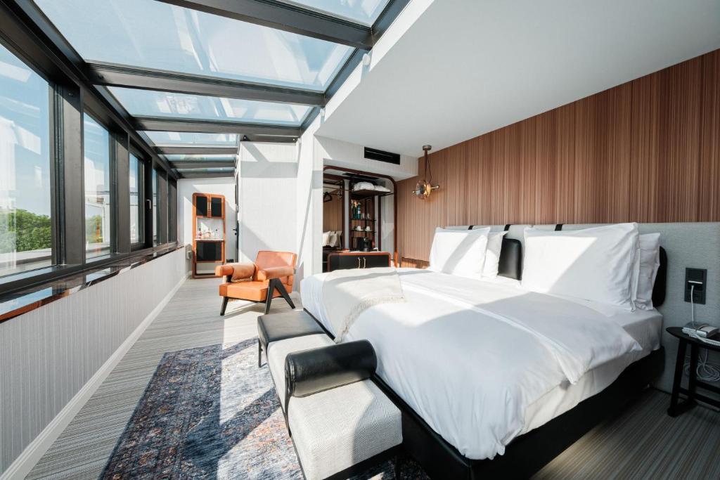 MUZE Hotel Dusseldorf - Handwritten Collection
