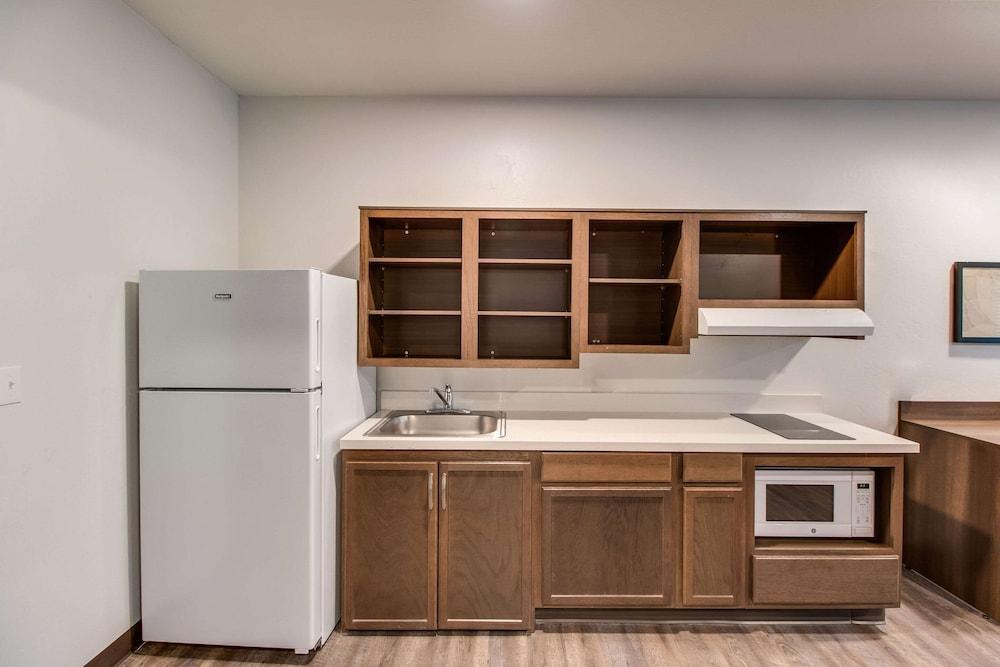 Woodspring Suites Bakersfield Airport