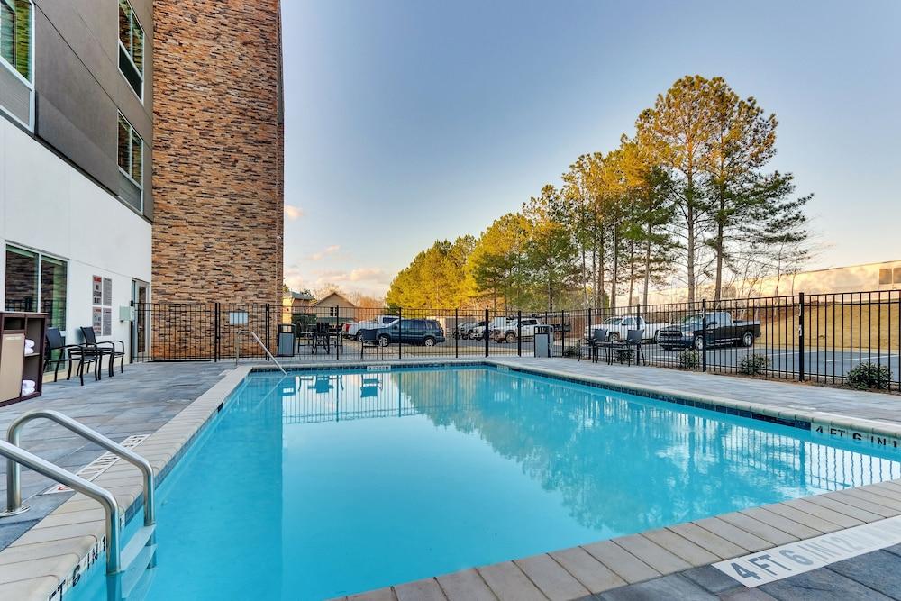 Holiday Inn Express & Suites Dawsonville